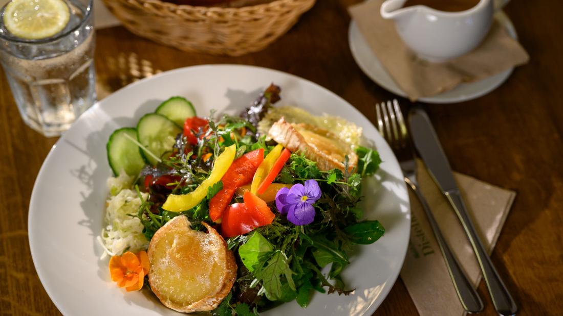 Marktsalat mit überbackenem Ziegenkäse