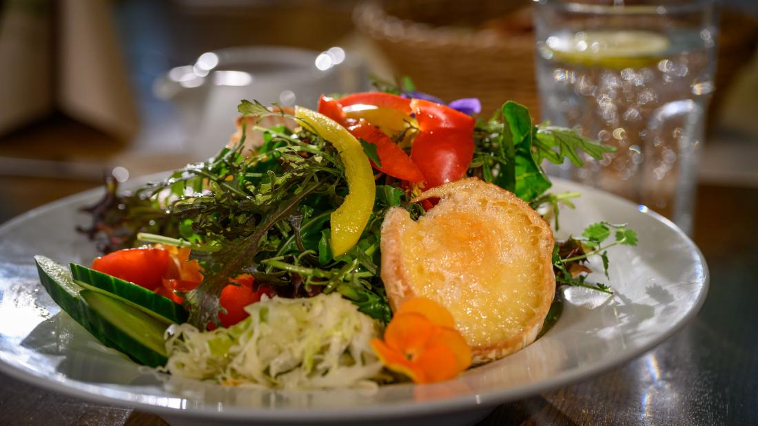 Marktsalat mit überbackenem Ziegenkäse